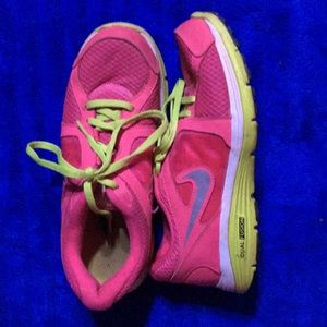 pink and green nike dual fusion